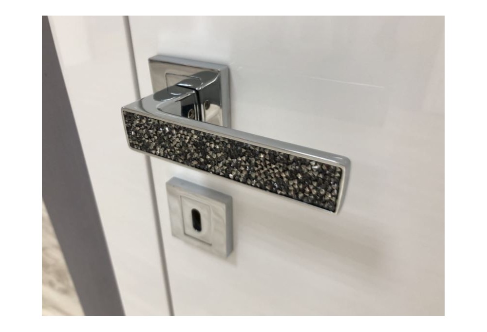 ¿Cómo reparar una manecilla de puerta que se atasca?